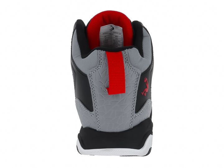 Tenis de baloncesto SHAQ de corte alto en colores negro y gris con detalles en rojo y suela blanca.