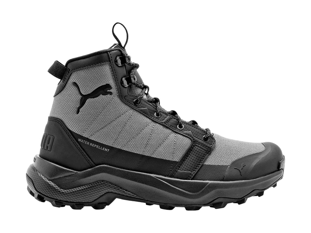 Bota de senderismo PUMA en color gris oscuro y negro con suela robusta y diseño resistente al agua.