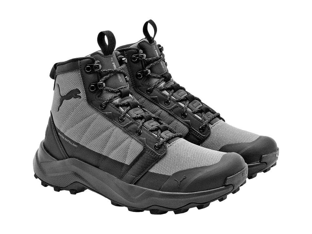 Bota de senderismo PUMA en color gris oscuro y negro con suela robusta y diseño resistente al agua.
