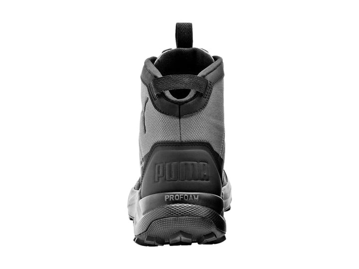 Bota de senderismo PUMA en color gris oscuro y negro con suela robusta y diseño resistente al agua.