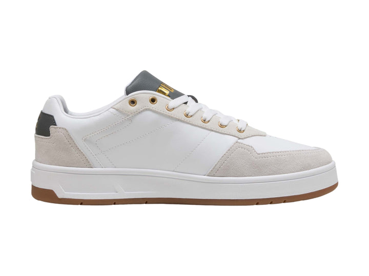 Tenis PUMA blancos con detalles en gris y suela color café, vista lateral.