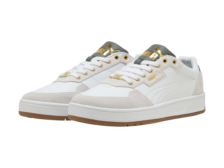 Tenis PUMA blancos con detalles en gris y suela color café, vista lateral.