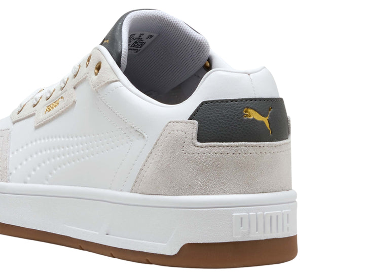 Tenis PUMA blancos con detalles en gris y suela color café, vista lateral.