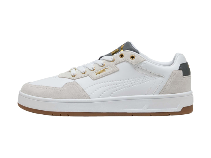 Tenis PUMA blancos con detalles en gris y suela color café, vista lateral.