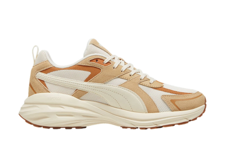 Tenis PUMA en color blanco y beige con suela gruesa y detalles de malla.