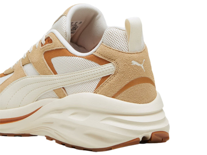 Tenis PUMA en color blanco y beige con suela gruesa y detalles de malla.
