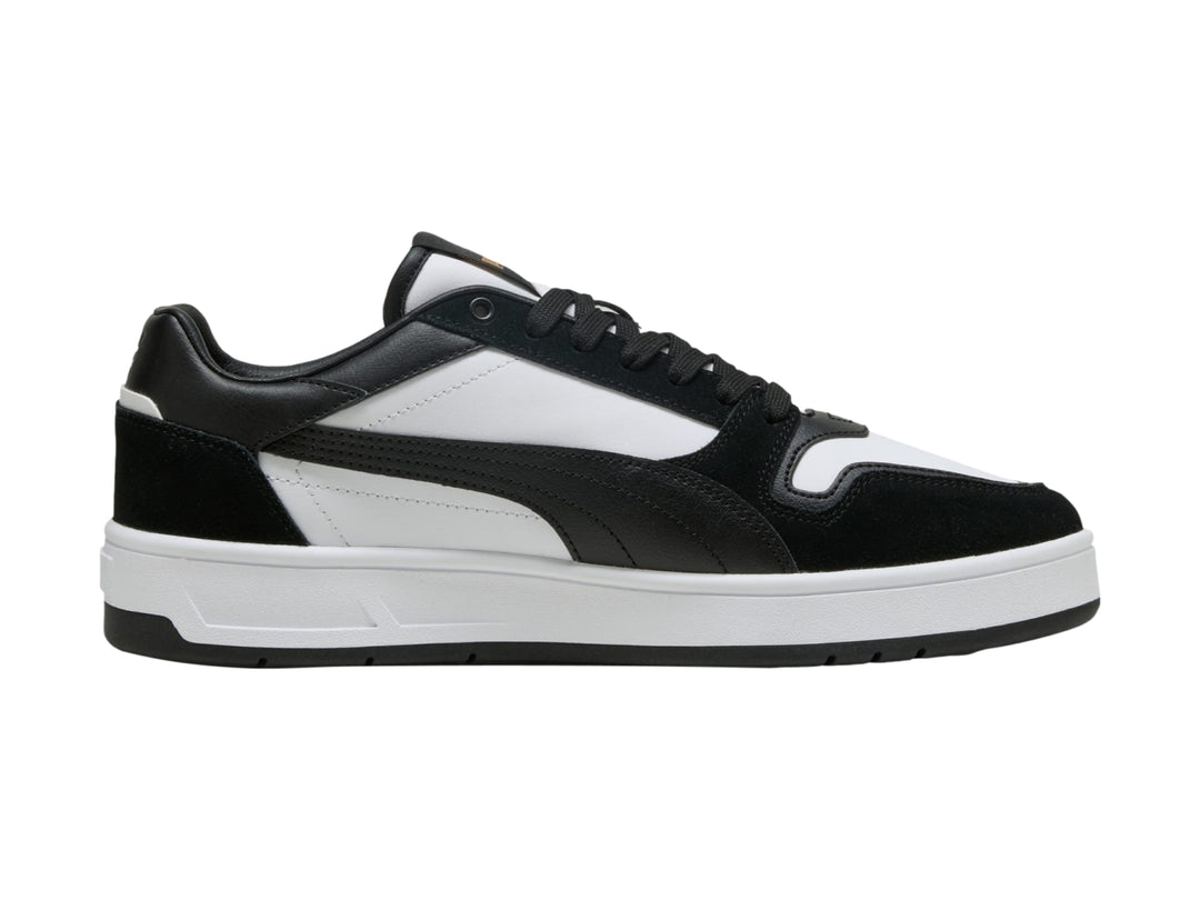 Tenis PUMA Court Classic Street SD en color blanco y negro con suela blanca y detalles en gamuza.