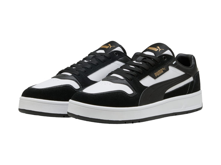 Tenis PUMA Court Classic Street SD en color blanco y negro con suela blanca y detalles en gamuza.