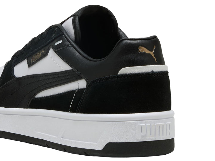 Tenis PUMA Court Classic Street SD en color blanco y negro con suela blanca y detalles en gamuza.