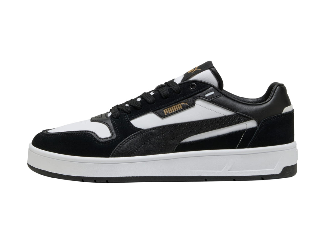 Tenis PUMA Court Classic Street SD en color blanco y negro con suela blanca y detalles en gamuza.