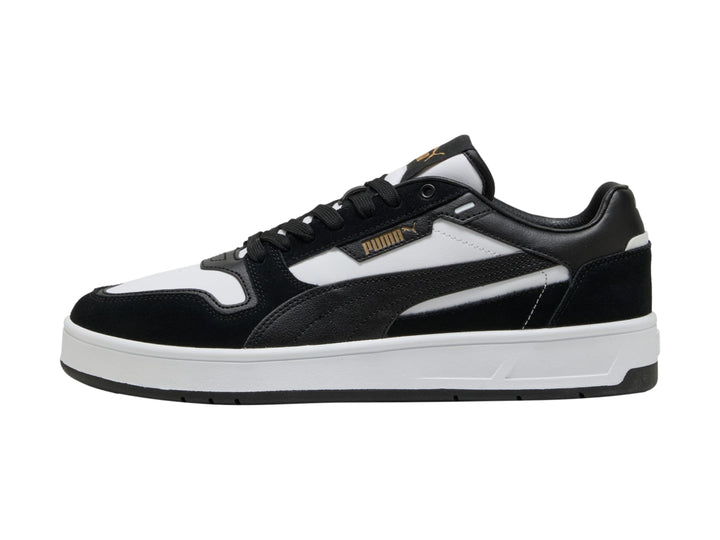 Tenis PUMA Court Classic Street SD en color blanco y negro con suela blanca y detalles en gamuza.