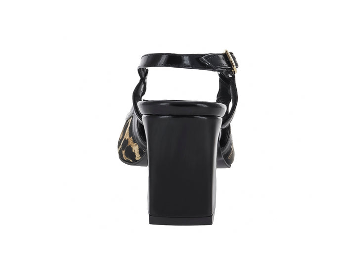 Zapato de tacón cuadrado negro con punta de leopardo y correa ajustable.