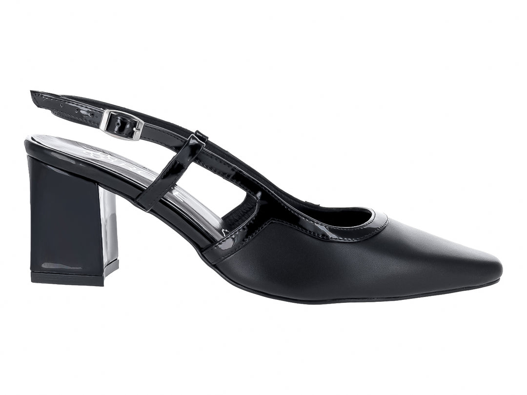 Zapato formal negro de tacón cuadrado con correa y detalles en charol.