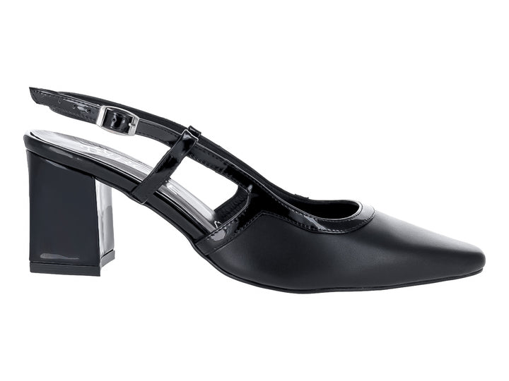Zapato formal negro de tacón cuadrado con correa y detalles en charol.