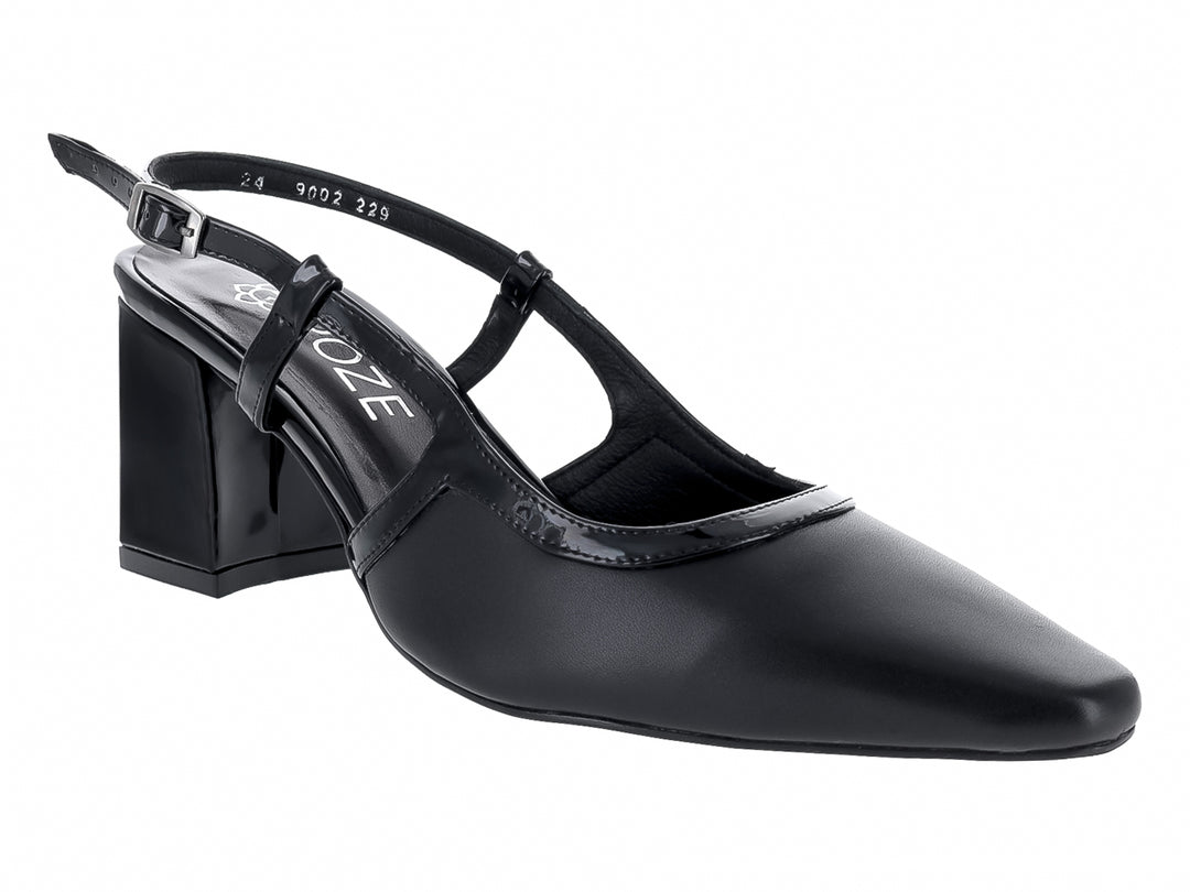 Zapato formal negro de tacón cuadrado con correa y detalles en charol.