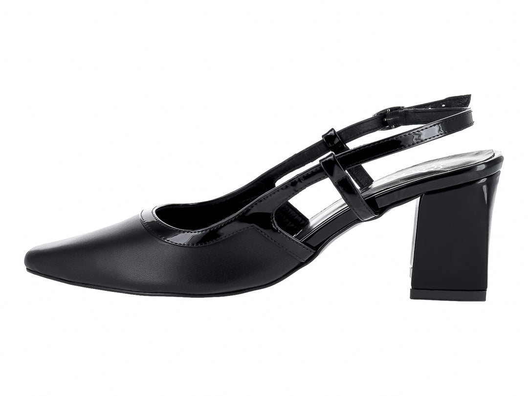 Zapato formal negro de tacón cuadrado con correa y detalles en charol.