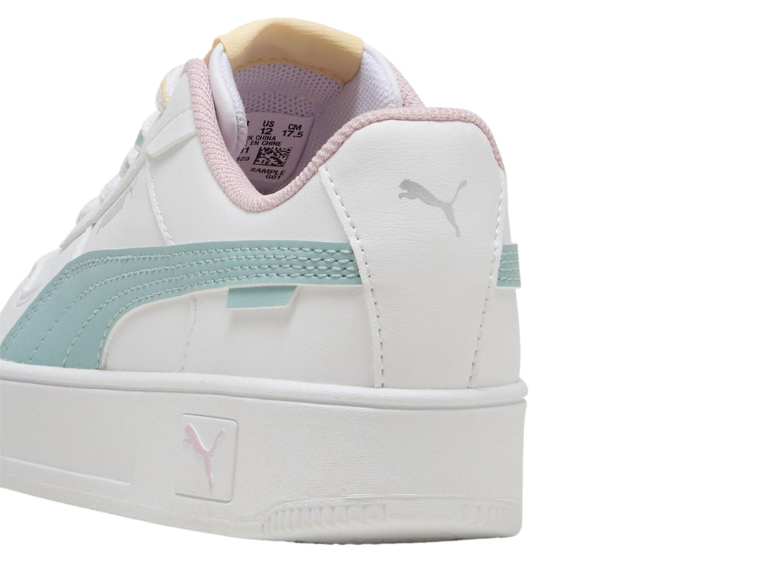 Tenis PUMA blancos con suela de plataforma y detalles en verde menta y rosa.