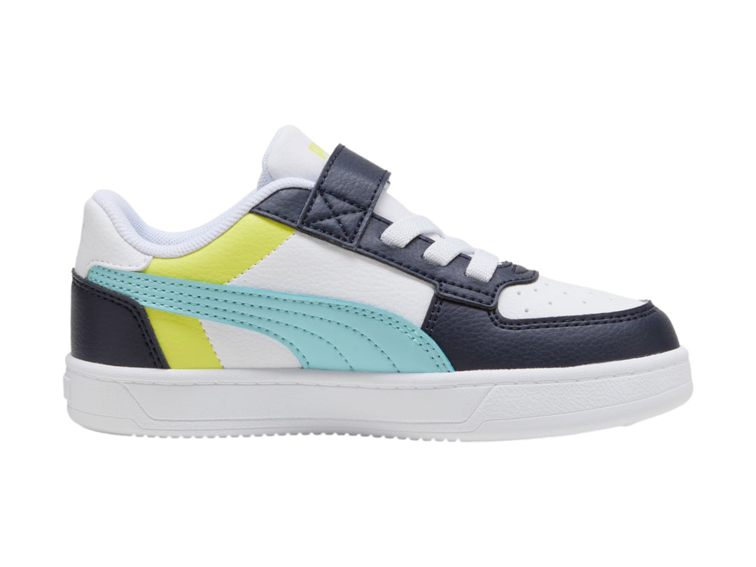 Tenis PUMA infantiles en colores blanco y azul marino con detalles en amarillo y celeste, con correa y cordones.