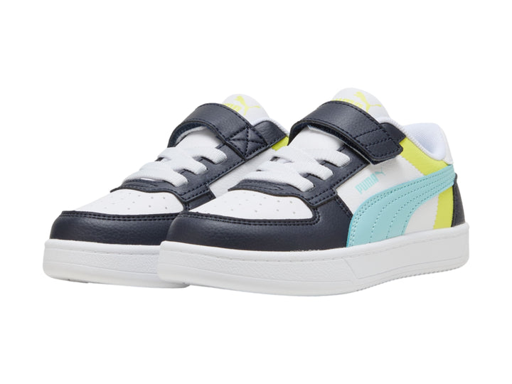Tenis PUMA infantiles en colores blanco y azul marino con detalles en amarillo y celeste, con correa y cordones.