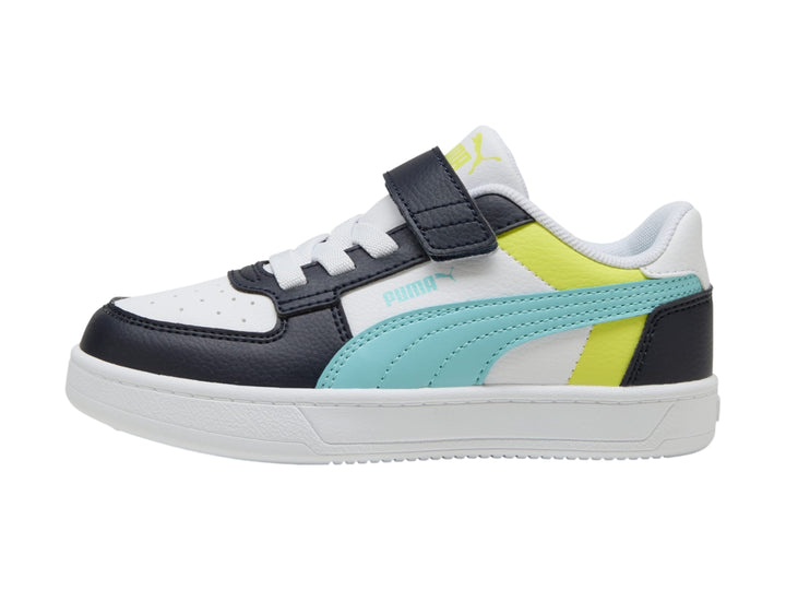 Tenis PUMA infantiles en colores blanco y azul marino con detalles en amarillo y celeste, con correa y cordones.