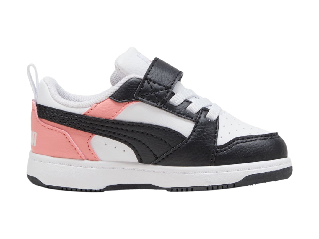 Tenis PUMA infantiles en colores blanco, negro y rosa con cierre de velcro y agujetas.