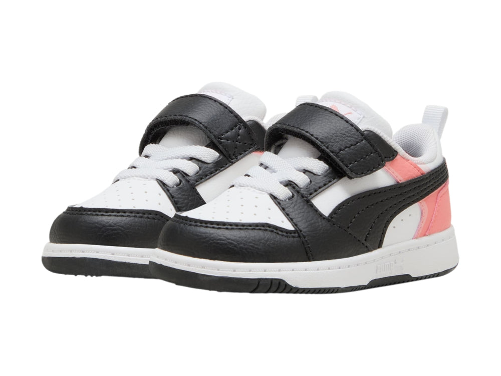 Tenis PUMA infantiles en colores blanco, negro y rosa con cierre de velcro y agujetas.