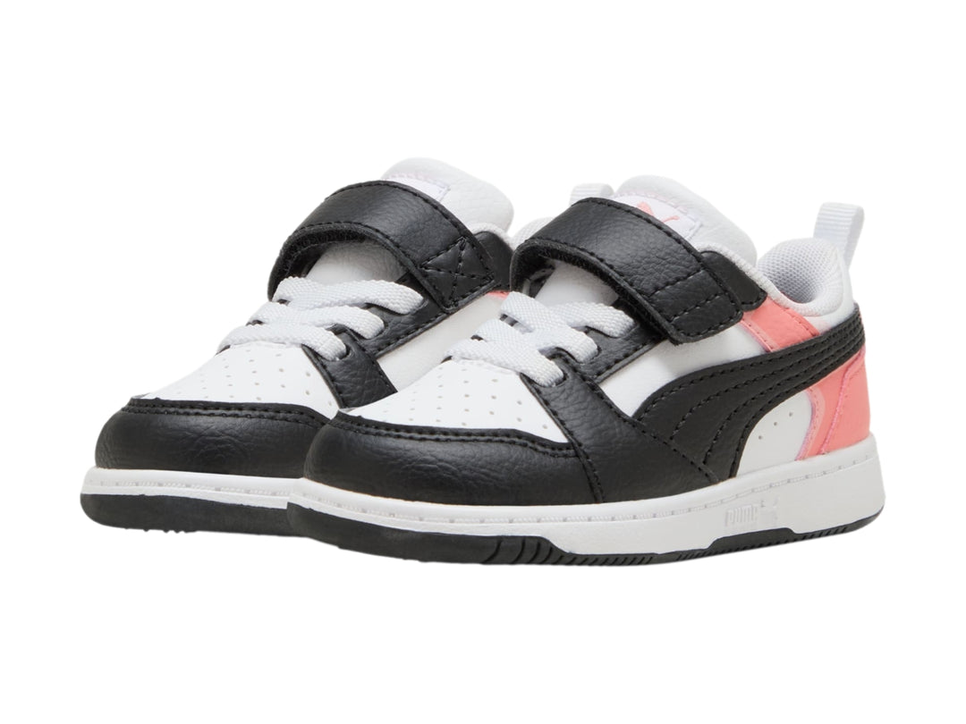 Tenis PUMA infantiles en colores blanco, negro y rosa con cierre de velcro y agujetas.