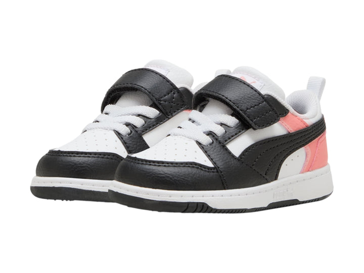 Tenis PUMA infantiles en colores blanco, negro y rosa con cierre de velcro y agujetas.