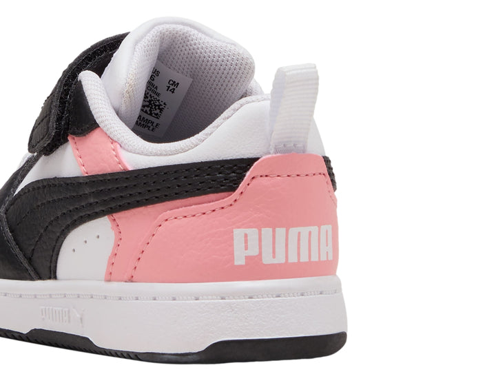 Tenis PUMA infantiles en colores blanco, negro y rosa con cierre de velcro y agujetas.