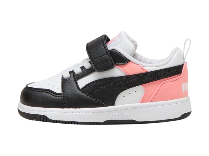 Tenis PUMA infantiles en colores blanco, negro y rosa con cierre de velcro y agujetas.