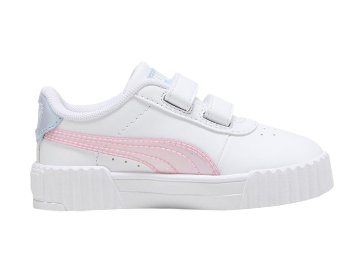 Tenis PUMA blancos para niña con detalles en rosa y azul claro, cierre de velcro y suela blanca ancha.