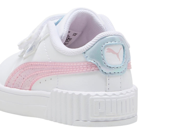Tenis PUMA blancos para niña con detalles en rosa y azul claro, cierre de velcro y suela blanca ancha.
