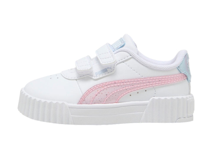 Tenis PUMA blancos para niña con detalles en rosa y azul claro, cierre de velcro y suela blanca ancha.