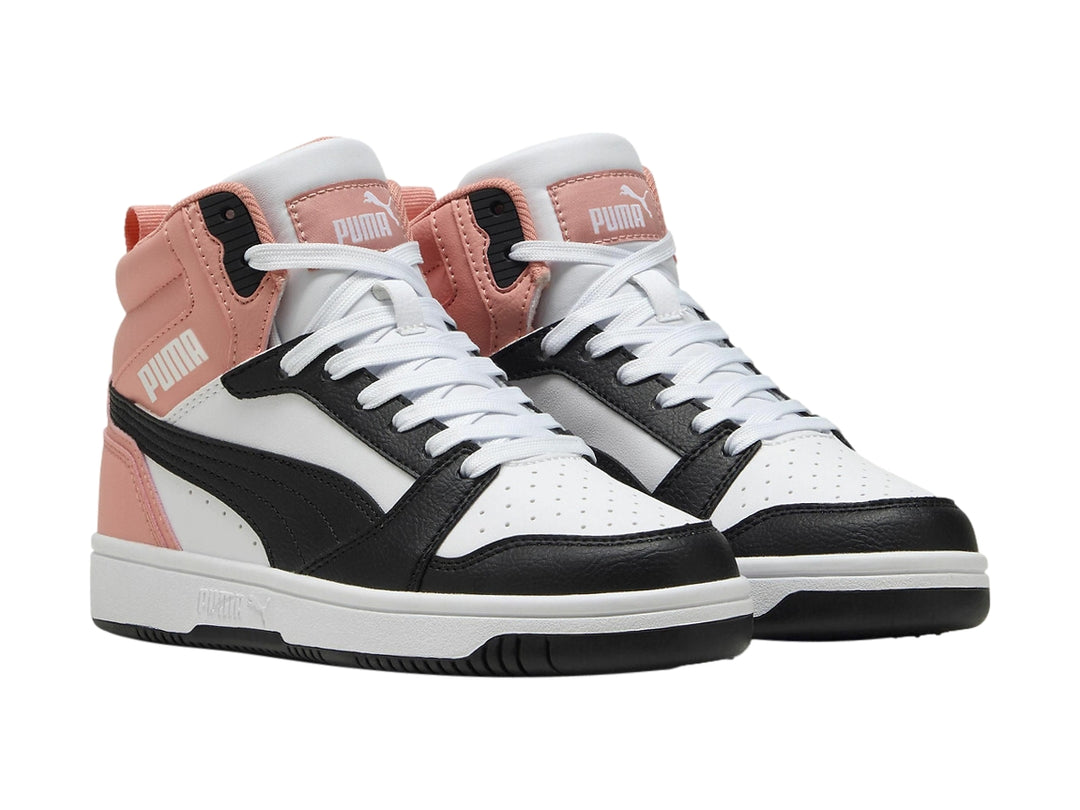 Tenis PUMA Rebound V6 Mid JR en colores blanco, rosa y negro, estilo bota deportiva.