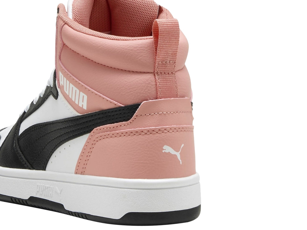Tenis PUMA Rebound V6 Mid JR en colores blanco, rosa y negro, estilo bota deportiva.
