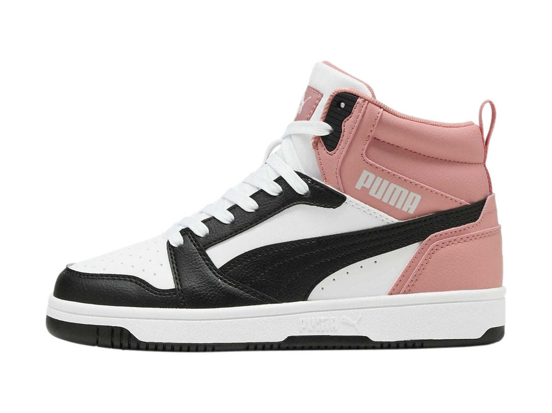 Tenis PUMA Rebound V6 Mid JR en colores blanco, rosa y negro, estilo bota deportiva.
