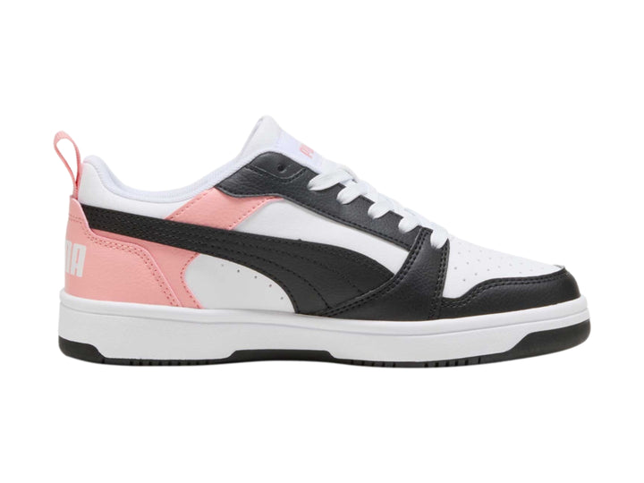 Tenis PUMA Rebound V6 Lo JR en colores blanco, negro y rosa con suela blanca.