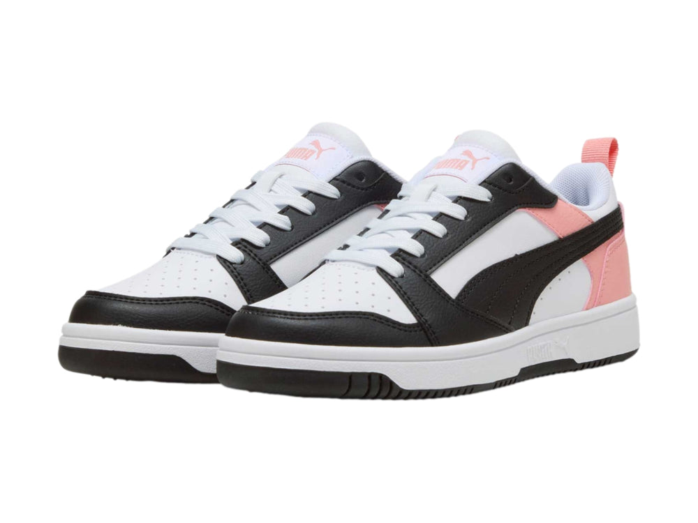 Tenis PUMA Rebound V6 Lo JR en colores blanco, negro y rosa con suela blanca.