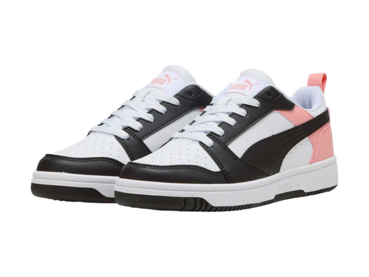 Tenis PUMA Rebound V6 Lo JR en colores blanco, negro y rosa con suela blanca.
