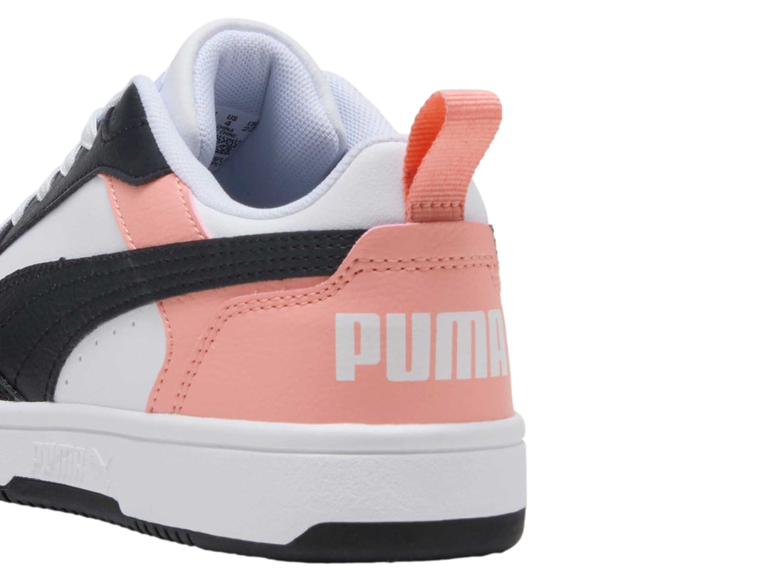 Tenis PUMA Rebound V6 Lo JR en colores blanco, negro y rosa con suela blanca.