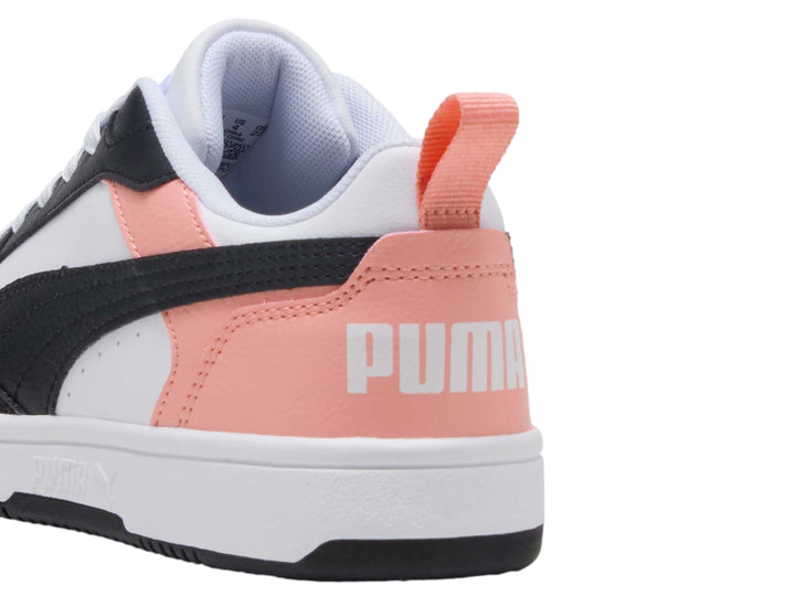 Tenis PUMA Rebound V6 Lo JR en colores blanco, negro y rosa con suela blanca.