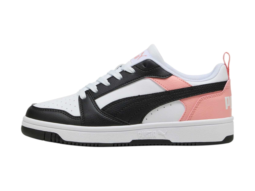 Tenis PUMA Rebound V6 Lo JR en colores blanco, negro y rosa con suela blanca.