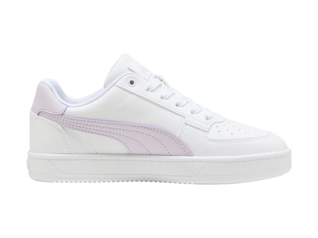 Tenis PUMA blancos con franja lateral y talón en color lila, diseño casual y suela blanca.