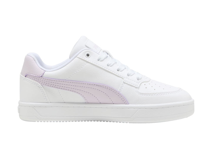 Tenis PUMA blancos con franja lateral y talón en color lila, diseño casual y suela blanca.