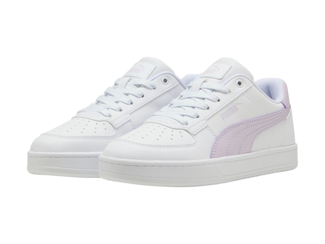 Tenis PUMA blancos con franja lateral y talón en color lila, diseño casual y suela blanca.