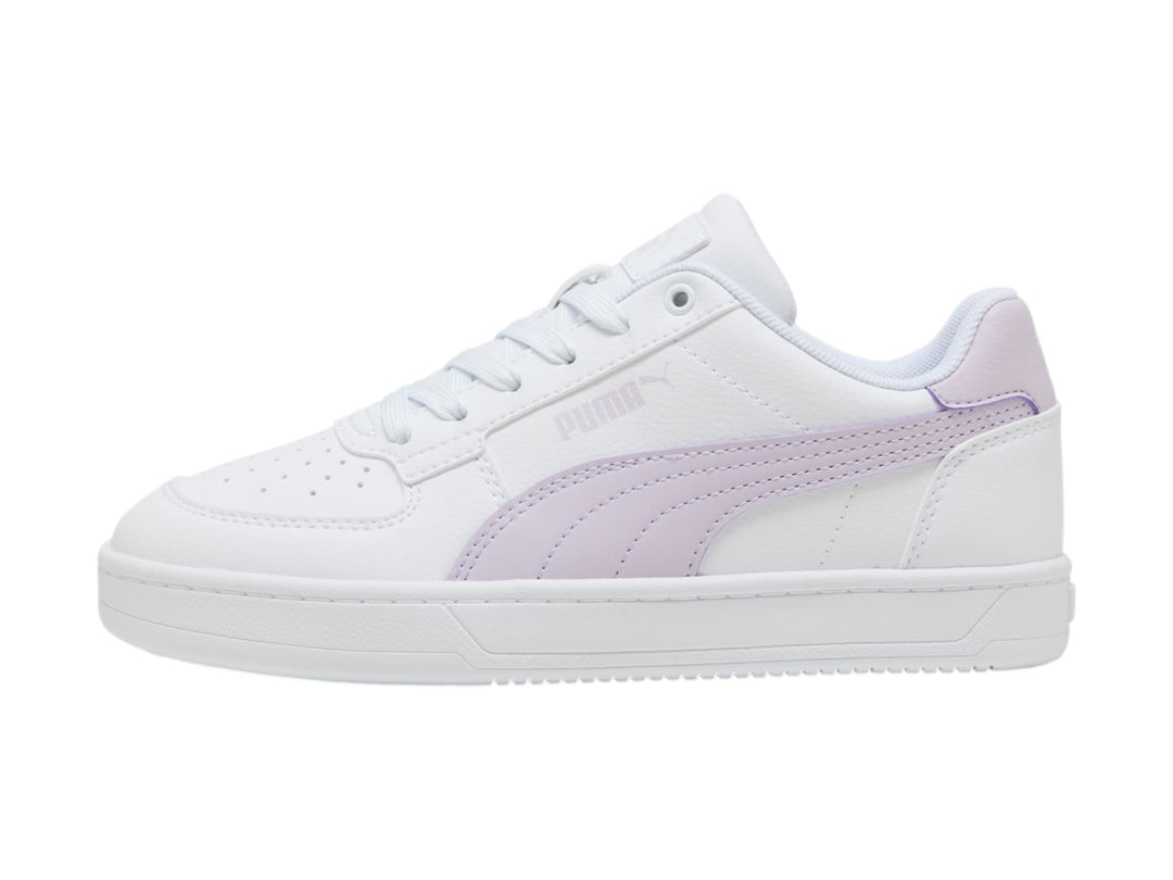 Tenis PUMA blancos con franja lateral y talón en color lila, diseño casual y suela blanca.