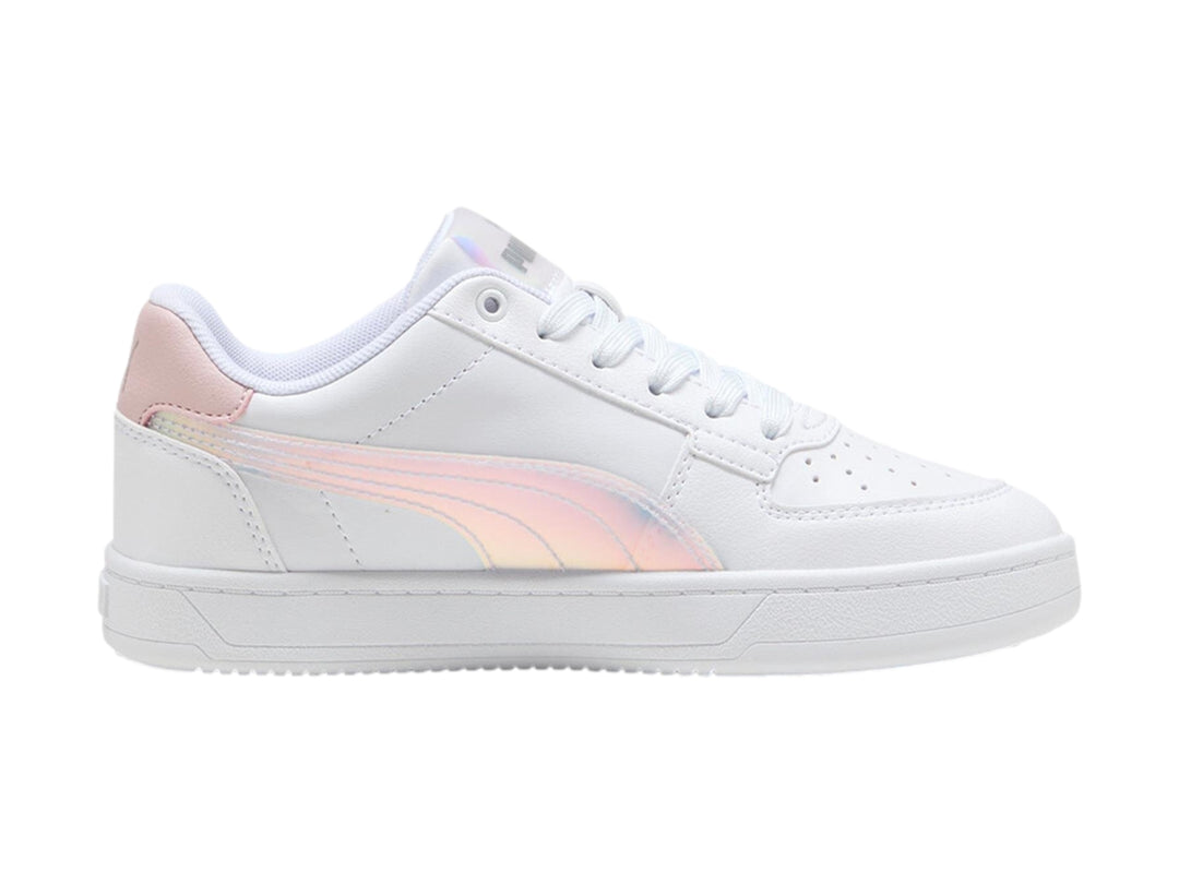 Tenis PUMA Caven 2.0 Holo en color blanco con detalles laterales y talón en tonos rosa y plateado holográfico.