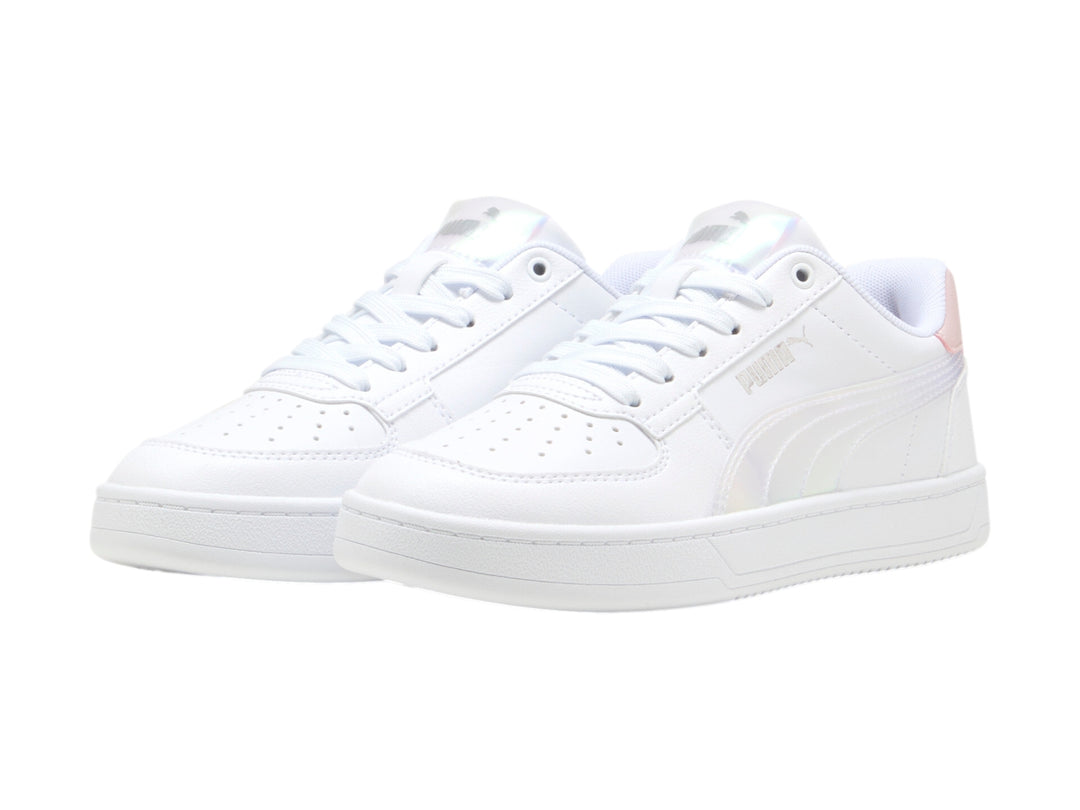 Tenis PUMA Caven 2.0 Holo en color blanco con detalles laterales y talón en tonos rosa y plateado holográfico.