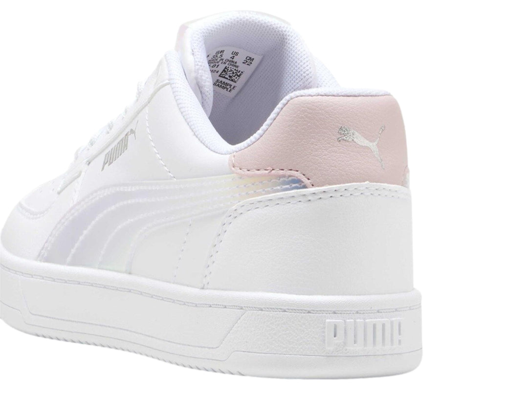 Tenis PUMA Caven 2.0 Holo en color blanco con detalles laterales y talón en tonos rosa y plateado holográfico.