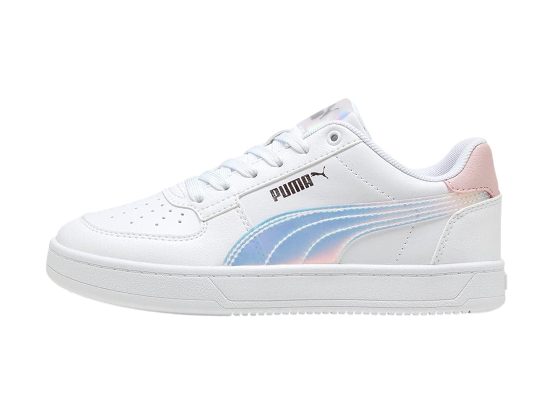 Tenis PUMA Caven 2.0 Holo en color blanco con detalles laterales y talón en tonos rosa y plateado holográfico.